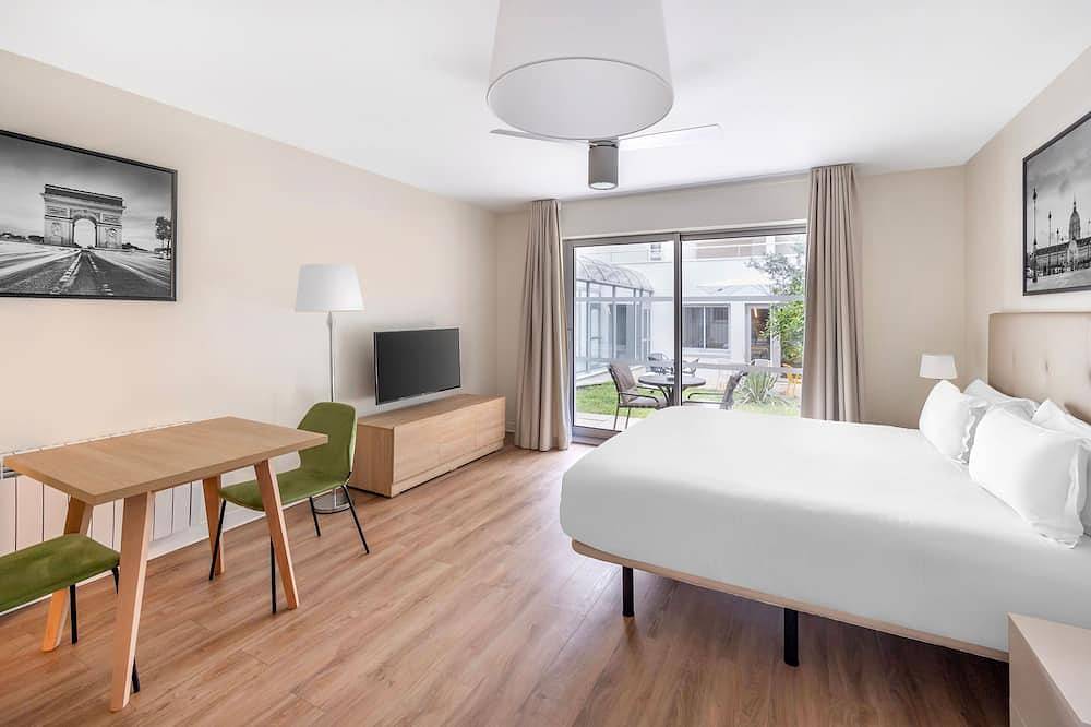 Apartamento entero, Spacious Studio | Paris Vincennes | Sleeps 2 in Vincennes, Valle del Marne