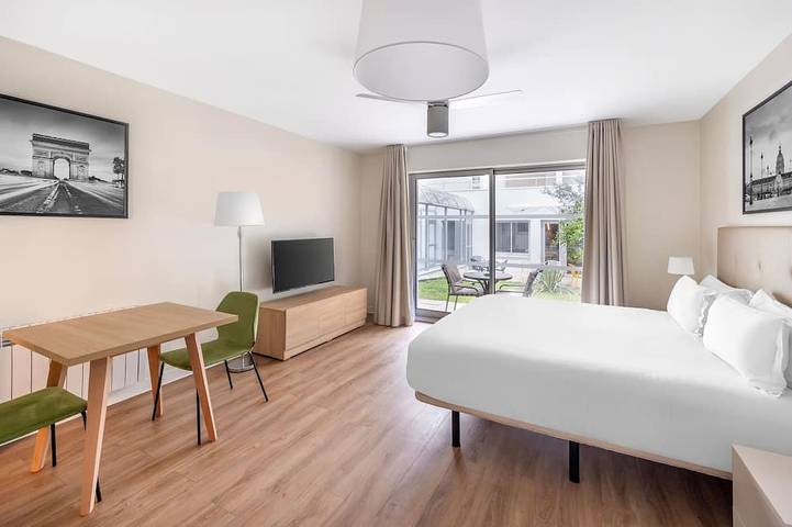 Appartement entier, Spacious Studio | Paris Vincennes | Sleeps 2 in Vincennes, Val-de-Marne