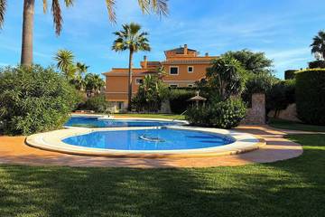 Ferienwohnung für 4 Personen, mit Balkon und Pool sowie Garten und Whirlpool in Calas de Mallorca