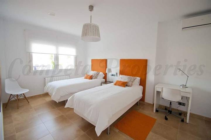 Villa de luxe neuve, 5 chambres, 5 salles de bain, piscine privée in Canillas de Albaida, Cordillera Penibética