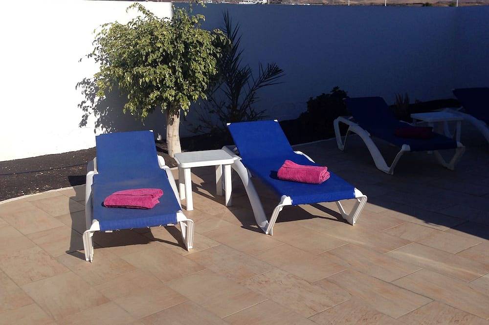 Villa Blue skies 2, villa con piscina privada, a 10 minutos a pie de la playa / avenida principal in Puerto del Carmen, Tías