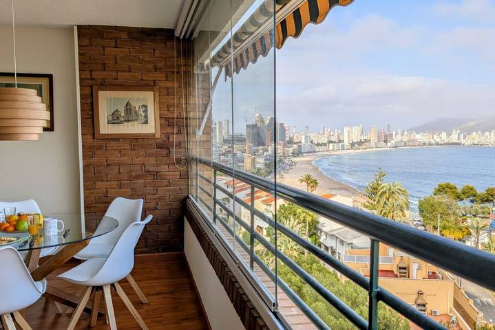 Apartamento de vacaciones para 5 personas, con vistas al mar además de balcón/terraza y piscina en Benidorm