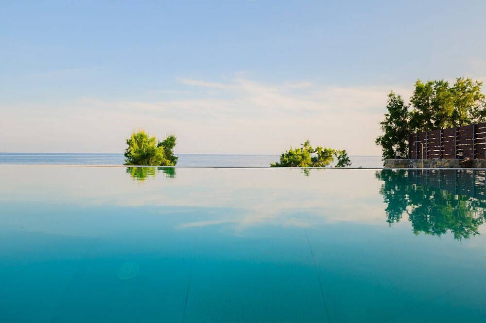 Seafront 4-bedroom Villa Grand Blue in Mavros Kolimpos with lovely sea views! in Achlia, Kreta Süden
