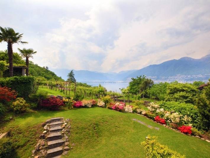 Ferienhaus für 4 Personen, mit Seeblick und Balkon sowie Garten in Gambarogno