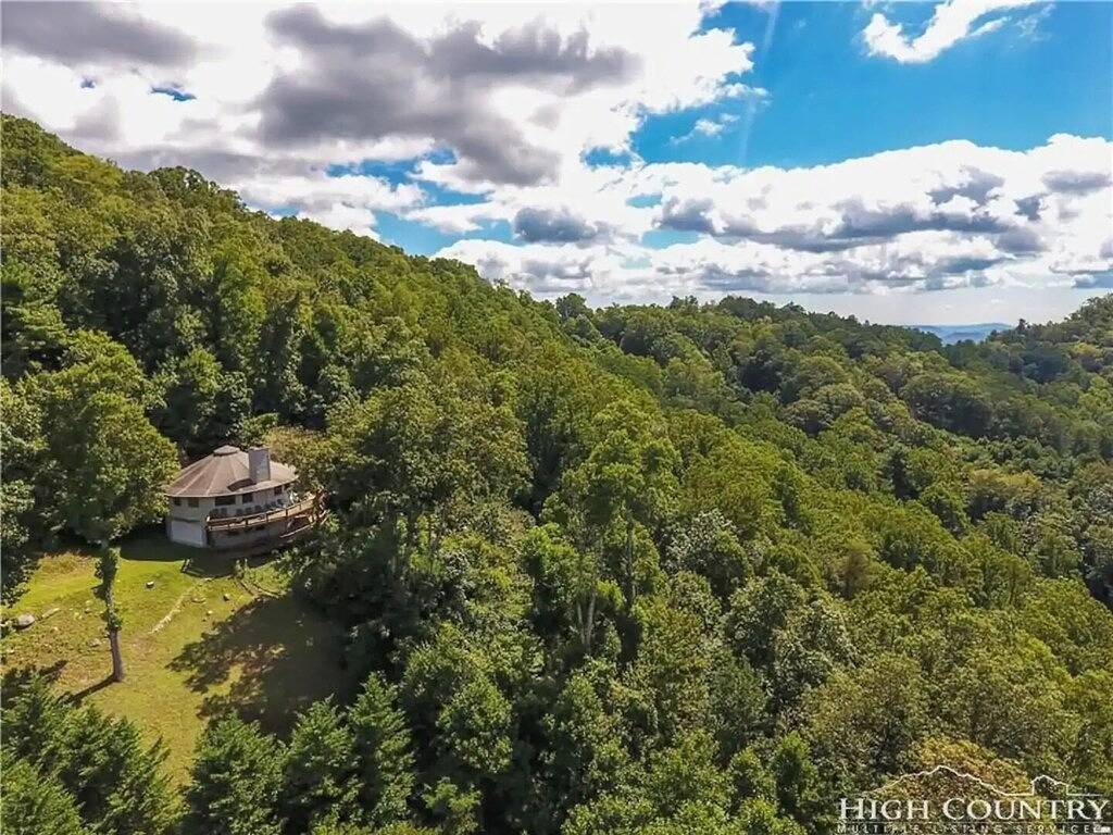 The Big Round Cabin - Blowing Rock, Hot tub, Secluded acreage, fabulous views in Blue Ridge Parkway, Caldwell County