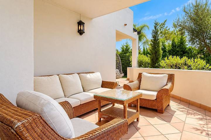 Apartamento entero, GuestReady - Sunset Golf con Jardín Privado in La Resina, Estepona