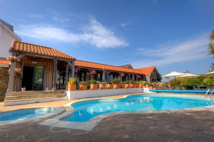 Holiday rental for 2 people, with garden and pool as well as children pool in Channel Islands