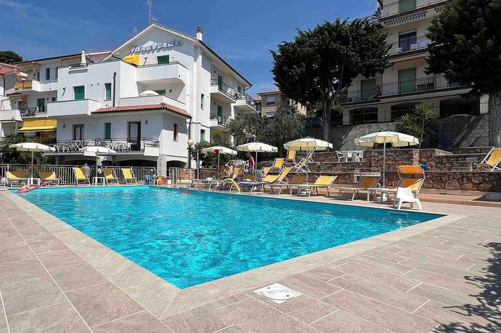 Ferienwohnung für 5 Personen, mit Whirlpool und Pool sowie Balkon und Garten, mit Haustier in Pietra Ligure Gemeinde