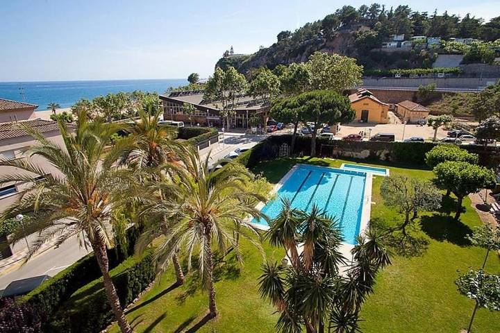 Ferienwohnung für 5 Personen, mit Pool und Kinderpool sowie Ausblick und Garten in Calella