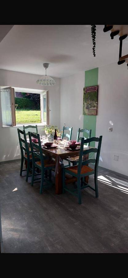 Three-Bedroom House in Moutiers-en-Puisaye, Région d'Auxerre