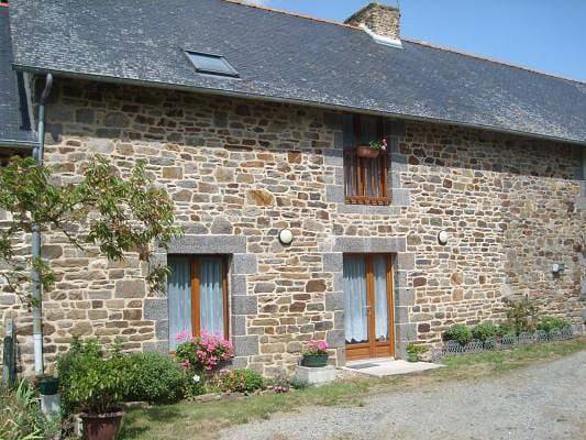 Chambres d'hôtes "Chez Georgette" - Chambre rose / Pink bedroom in La Ville-ès-Nonais, Région de Saint-Malo