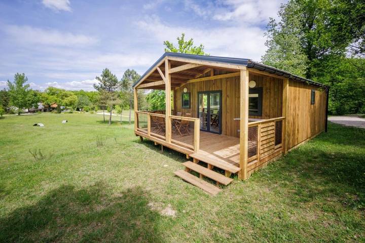 Location de vacances pour 5 personnes, avec piscine ainsi que jardin et vue, animaux acceptés à Lamothe-Fénelon - 2