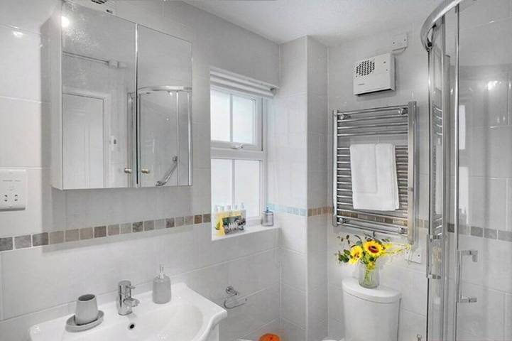 Entire apartment, Wokingham - 2 Bedroom Maisonette - With Parking in Wokingham, Berkshire