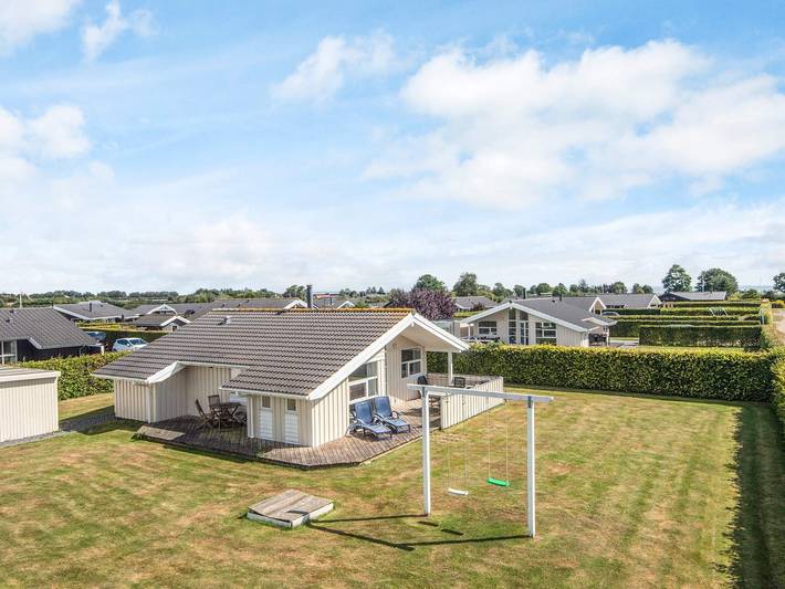 Ferienhaus für 6 Personen, mit Terrasse und Garten in Flovt Strand