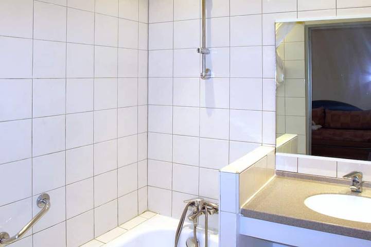 Gîte pour 4 personnes, avec jardin et piscine, animaux acceptés dans Plage de Boulouris - 3