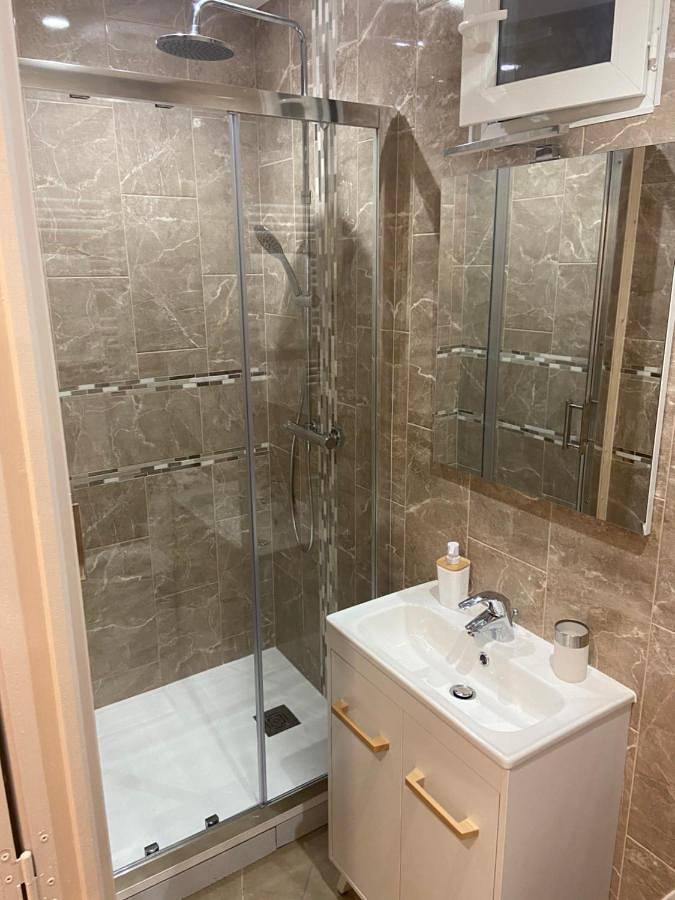 Appartement entier, Two-Bedroom Apartment in Drap, Côte méditerranéenne (France)
