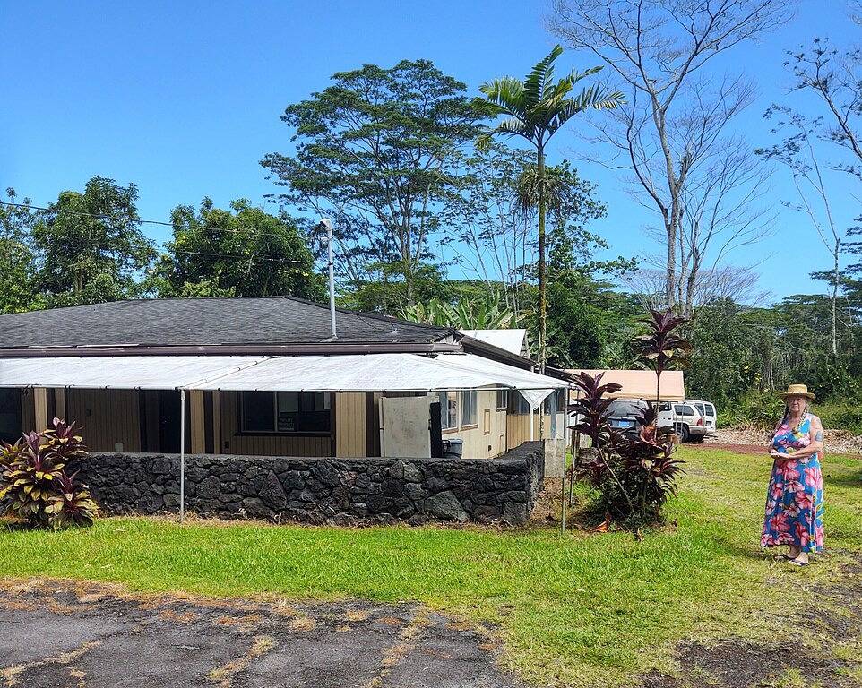 \"Puna Tiki\"  is a Bedroom w/small bath, mini fridge & microwave in Nanawale Estates, East Puna