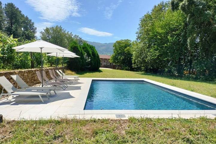 Gîte pour 4 personnes, avec piscine et jardin