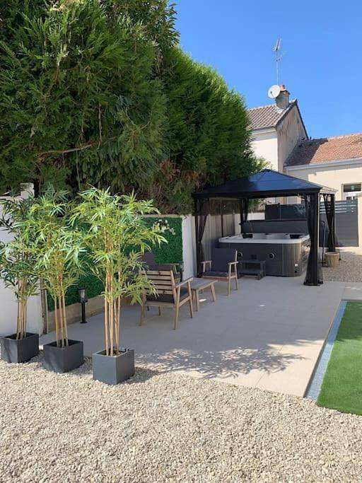 Location de vacances pour 4 personnes, avec terrasse ainsi que jardin et jacuzzi à Troyes - 3