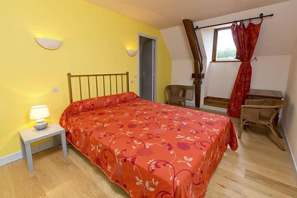 Remarkable spacious gite, swimming pool, terrace, Dordogne valley in the Lot in Loubressac, Massif Central