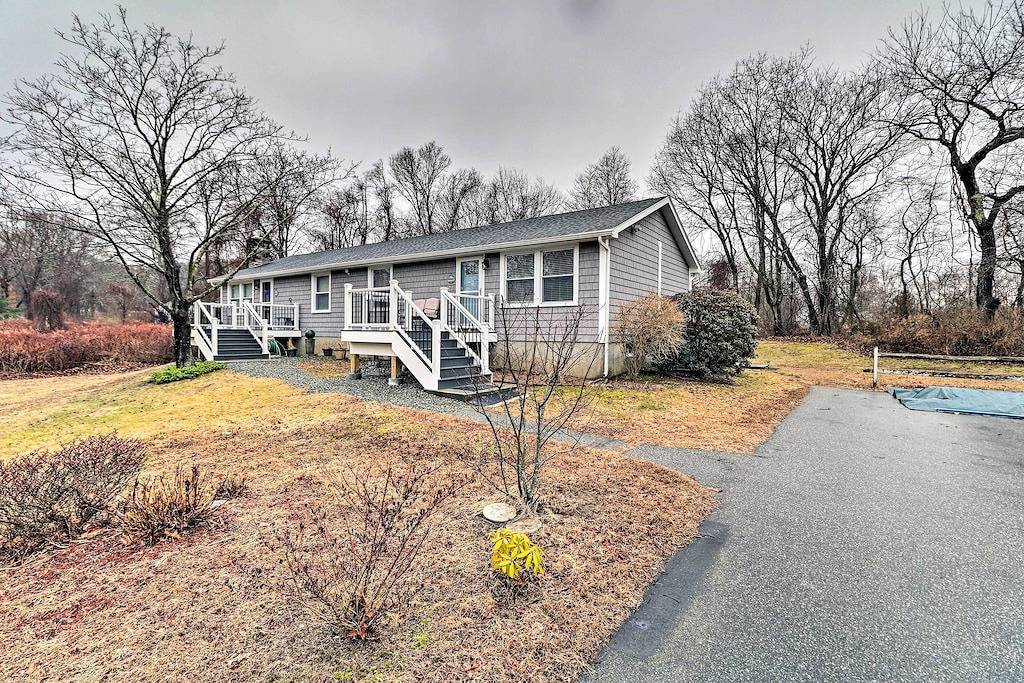 Neu! Küstenurlaub mit Veranda, in der Nähe von Niantic Beach! in Connecticut