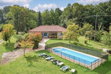 Gîte pour 10 personnes, avec jardin et terrasse, animaux acceptés à Bars