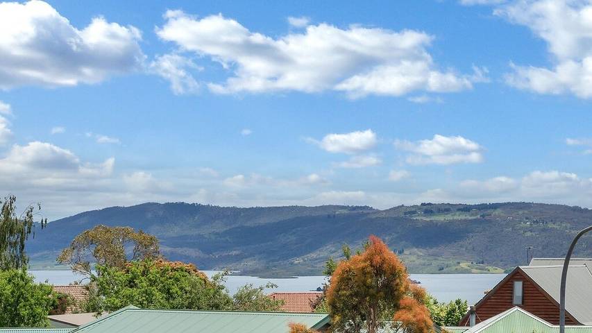 Holiday home for 12 people, with balcony in Jindabyne