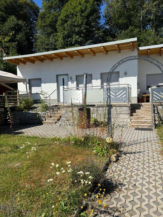 Bungalow für 5 Personen, mit Balkon und Terrasse sowie Garten und Ausblick