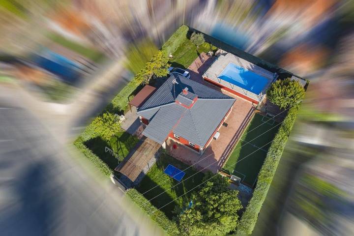 Location de vacances pour 12 personnes, avec Terrasse ainsi que Jardin et Piscine à El Viso de San Juan