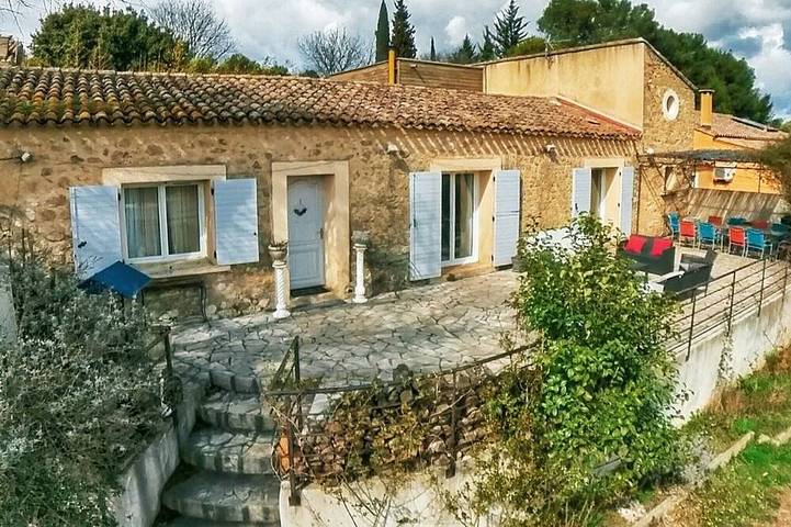 Location de vacances pour 15 personnes, avec Jacuzzi ainsi que Terrasse et Jardin à Vailhauquès