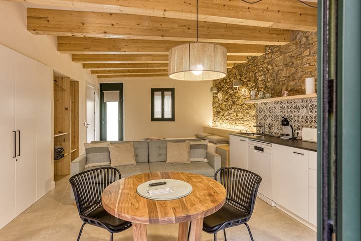 Hel lejlighed, Apartment 'Apartament Empordà' with Private Terrace, Wi-Fi and Air Conditioning in Forallac, Costa Brava