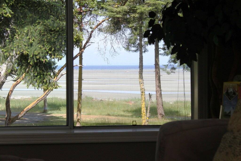 Beachfront-Rathtrevor Deluxe 3 Schlafzimmer, 2 Bäder Wohnung. in Parksville, Regional District of Nanaimo