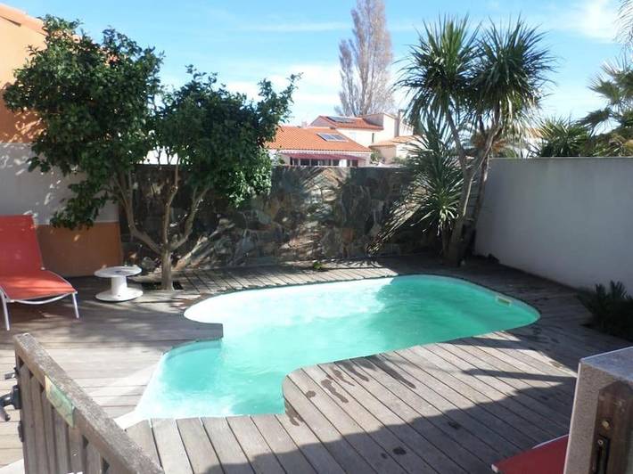 Location de vacances pour 8 personnes, avec jacuzzi et bassin pour enfant ainsi que piscine et jardin à Théza