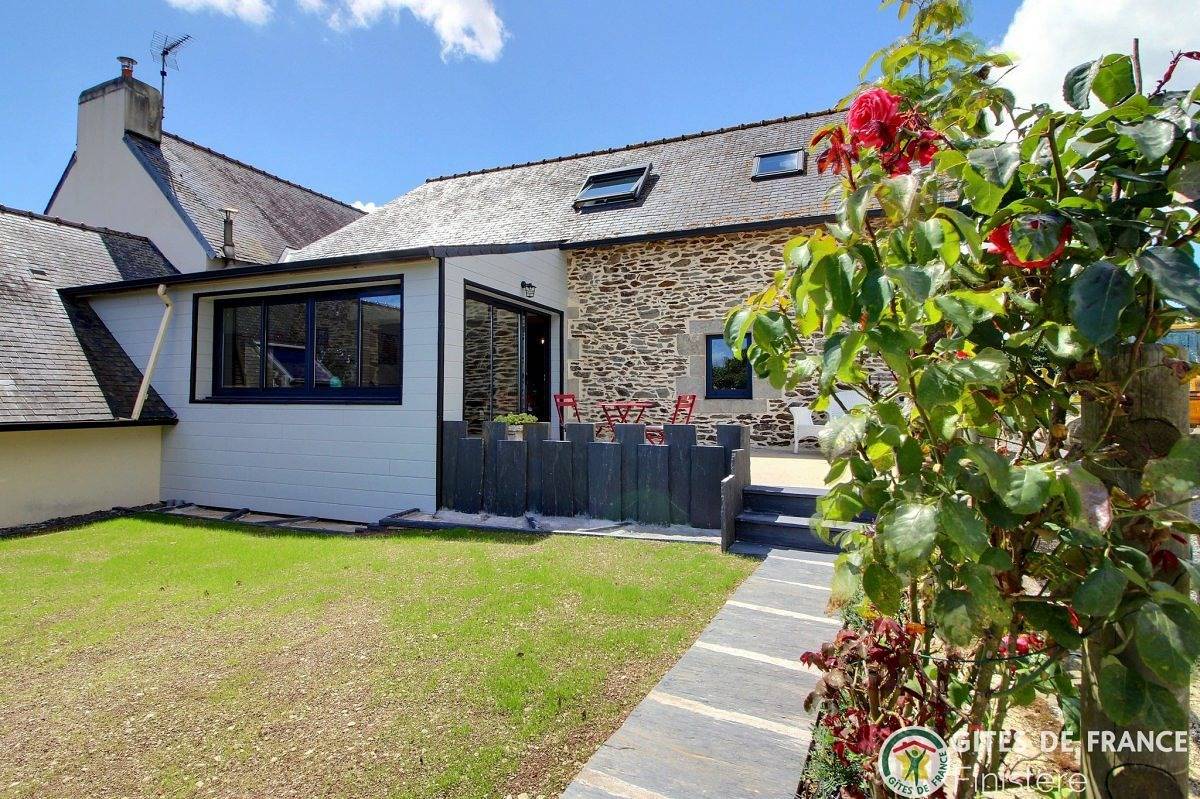 Charming B&B with Terrace & Garden, Near Port-Launay & Coastline in Châteaulin, Châteaulin region