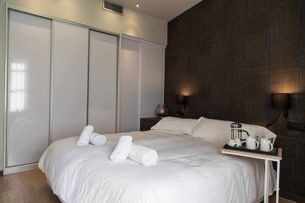 Apartamento entero, Lujoso apartamento de 2 dormitorios y 2 baños con balcón in Centro Barcelona, Barcelona