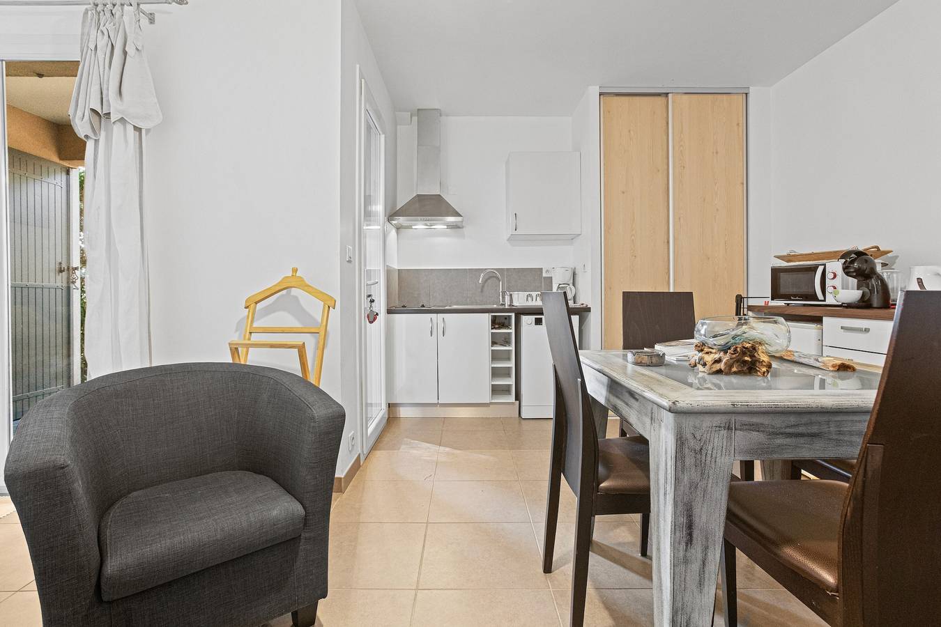 Entire studio, Studio "2 - Le Mas Du Soleil" with Sea View, Wi-Fi and Air Conditioning in Sainte-Maxime, Draguignan region