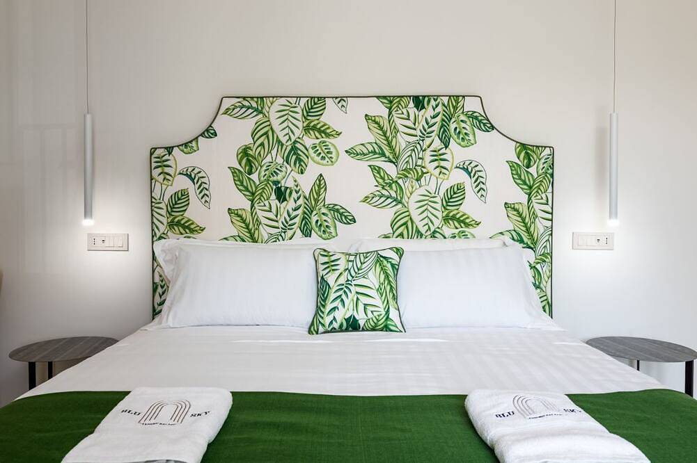 💎 Blu Sky – Green apt: Luxury Retreat with In-Room Jacuzzi & Town View 🌿🛁 in Meta, Provincia de Nápoles