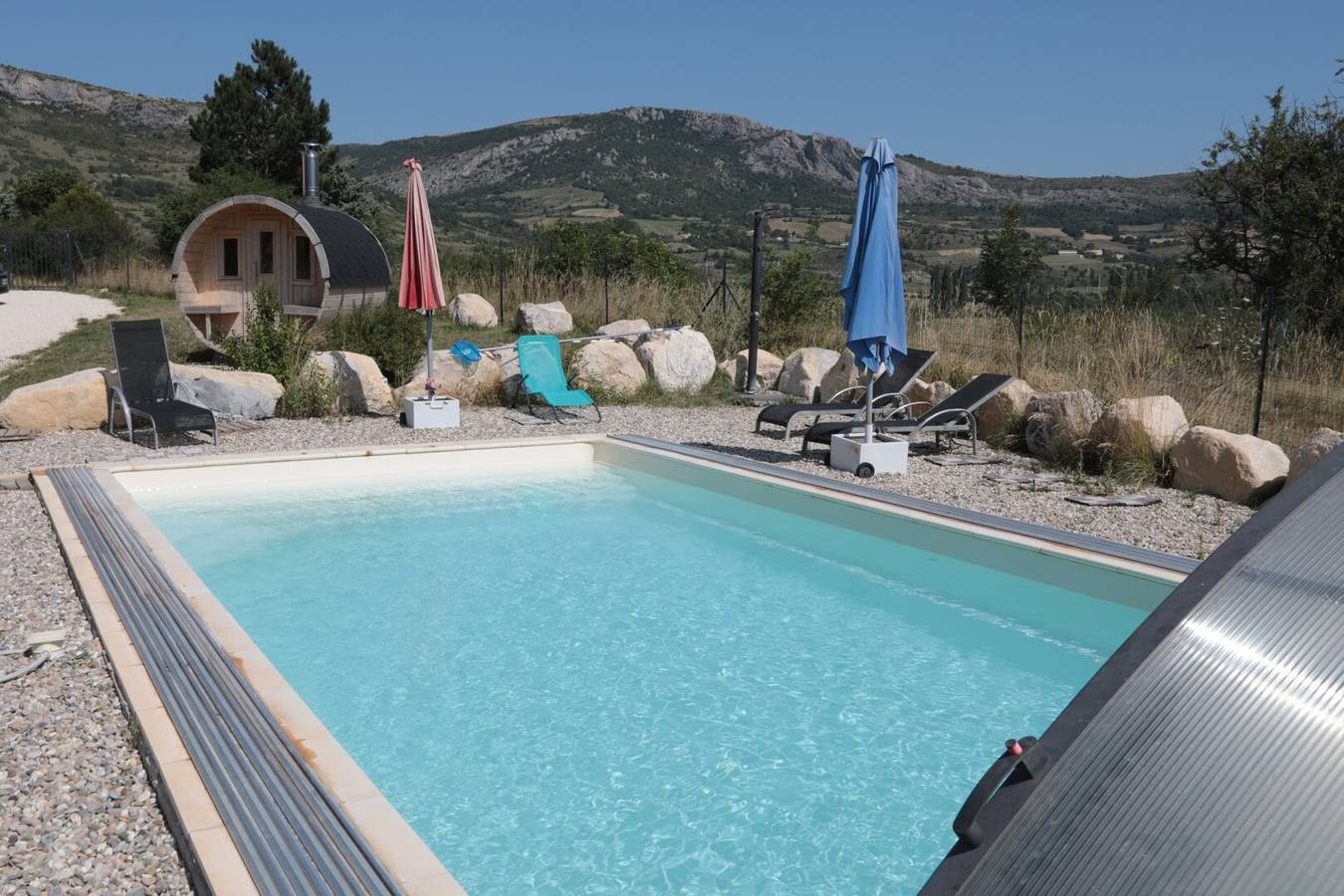Appartement entier, Appartement avec terrasse privative et piscine in Mévouillon, Région de nyons