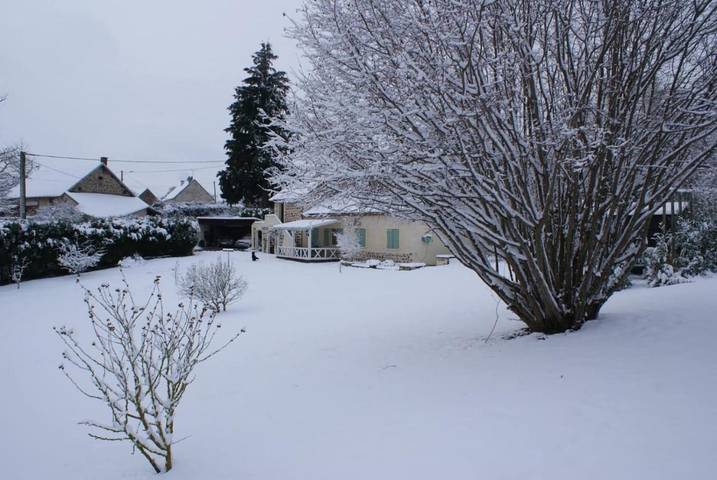 Location de vacances pour 10 personnes, avec Terrasse et Jardin ainsi que Piscine et Vue à Pionsat - 2