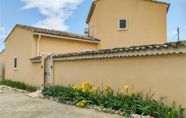 Gîte pour 6 personnes, avec terrasse et piscine à Cabannes
