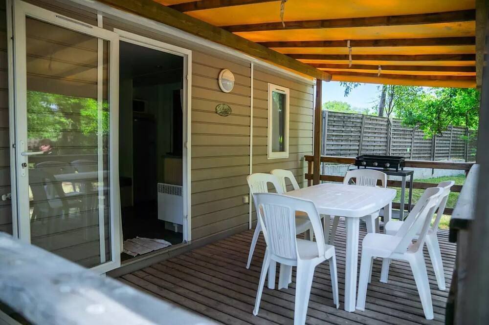 Mobil-Home Esterel 2 chambres - sans sanitaires 4 personnes in La Bocca, Cannes
