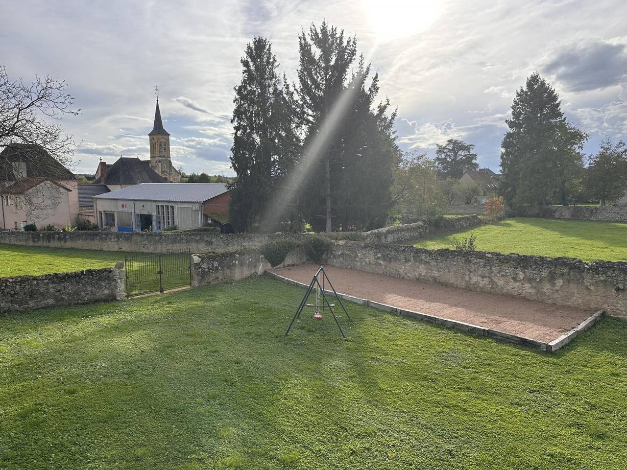 Maison de famille 19ᵉ avec terrasse et jardin, idéal pour 10 pers. in Cindré, Région de Vichy