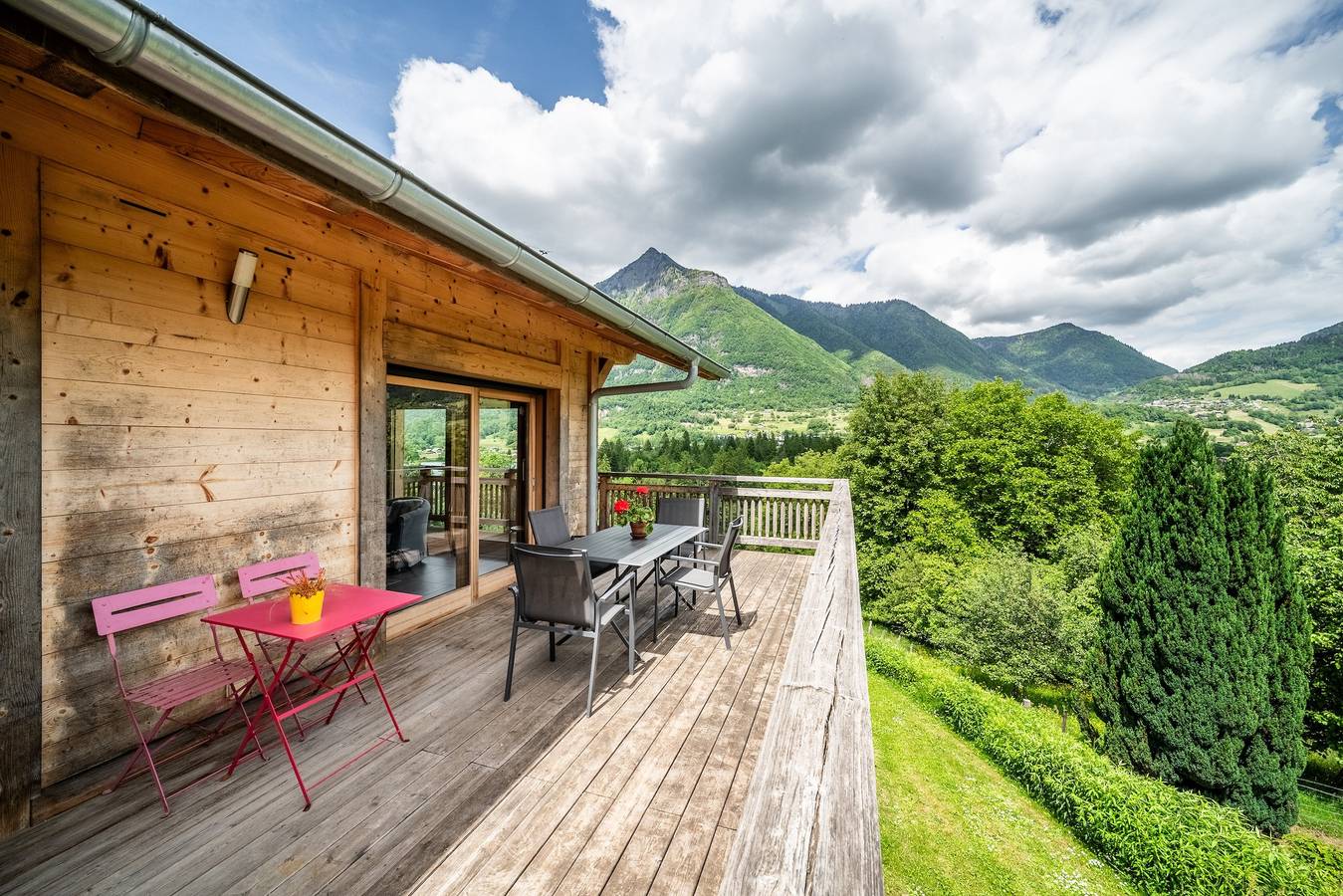 Landhaus 'Côté Giffre' mit Seeblick, privater Terrasse und Wi-Fi in Châtillon-sur-Cluses, Region Bonneville