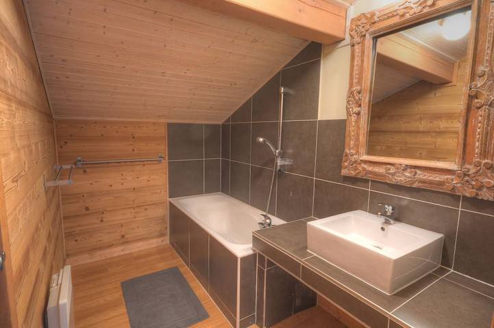 Charming quiet chalet, 8 bedrooms 8 bathrooms sauna walk to shops & gondola in Station de Morillon, Grand Massif