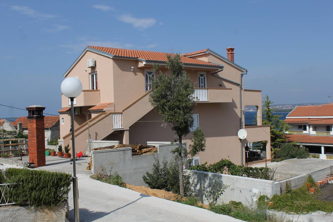 Ganze Wohnung, 2-Zimmer-Ferienwohnung mit Terrasse und Meerblick Tkon, Pasman A-8455-a in Tkon, Pasman