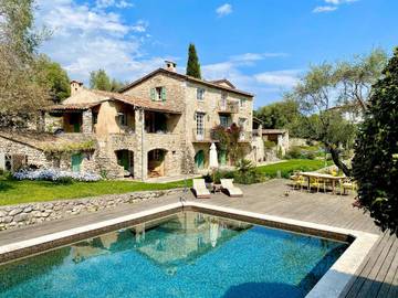 Chambre d’hôte pour 2 personnes, avec balcon et vue ainsi que piscine et jardin à Tourrettes-sur-Loup