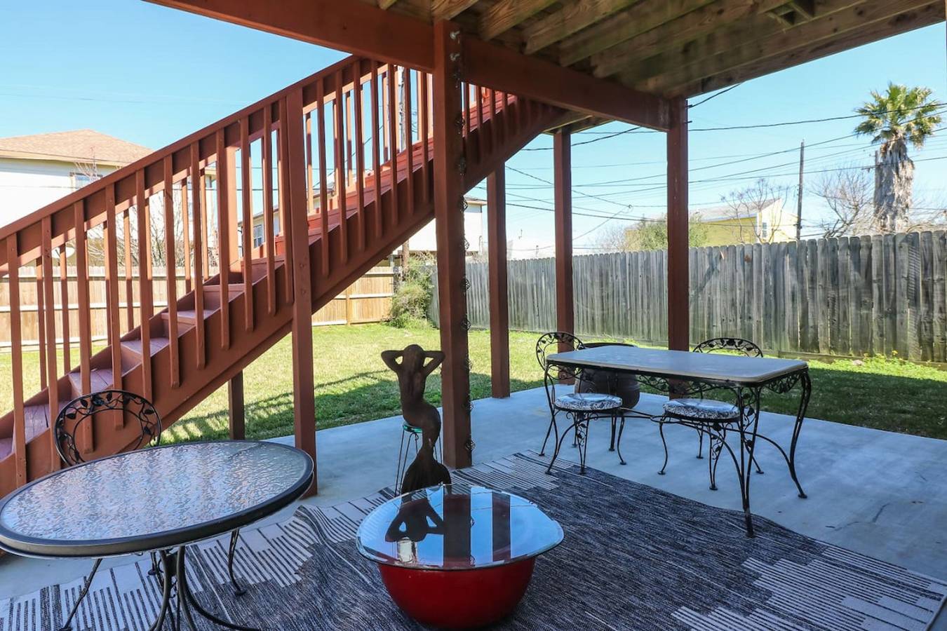 Great location, spacious yard, & coffee bar in Galveston Island, Galveston