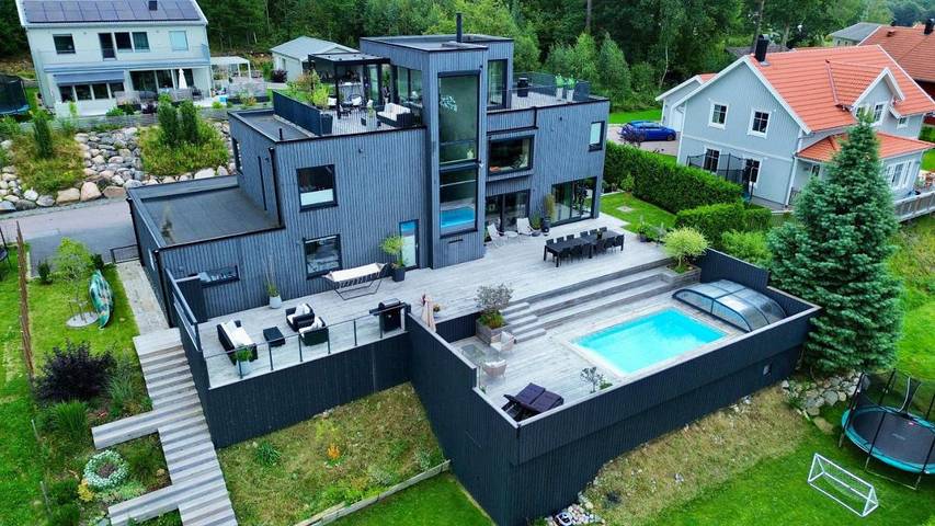Villa för 9 Personer, med Balkong samt Terass och Trädgård och Pool i Lerum