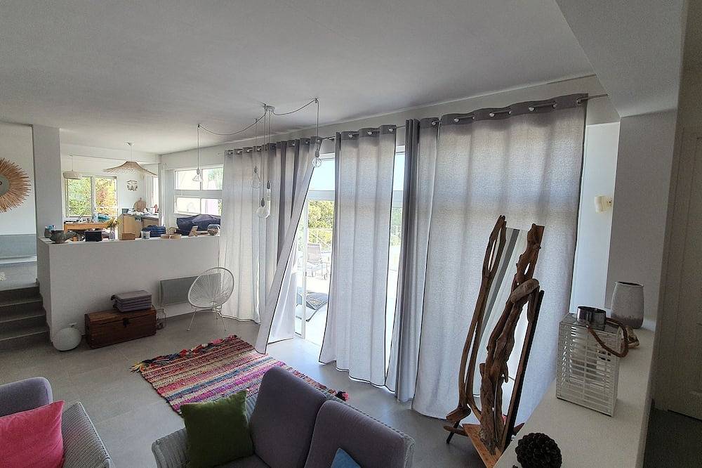 Villa 6 to 12 pers, swimming pool, 3mn walk to beaches, restaurants & water activities in Pinarellu, Zonza