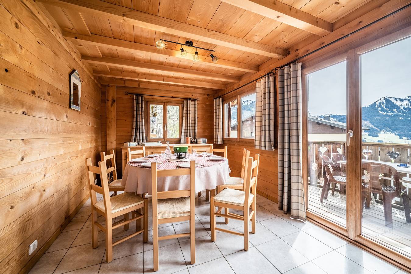 Chalet "Nid Zut" avec vue sur les montagnes, terrasse privée et Wi-Fi in Chatel, Les Portes du Soleil